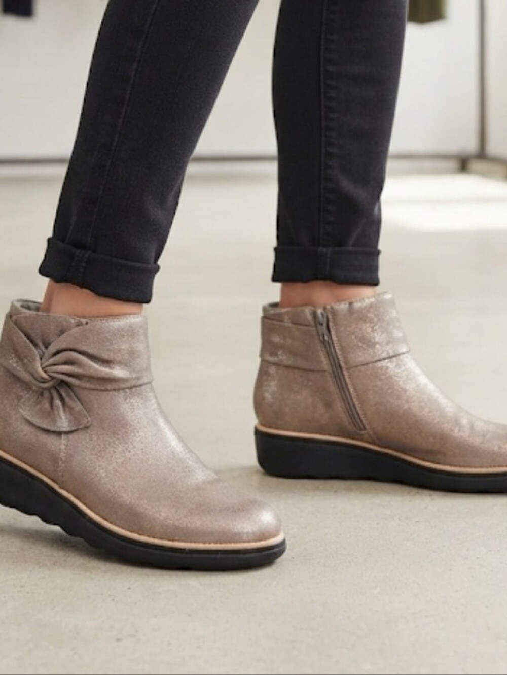 Clarks Women’s Collection Metallic Taupe Ankle Boots Shoes Sz 7M